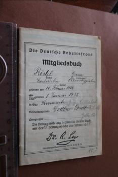 Mitgliedsbuch der Deutschen Arbeitsfront DAF einer Frau aus Cottbus - defekt